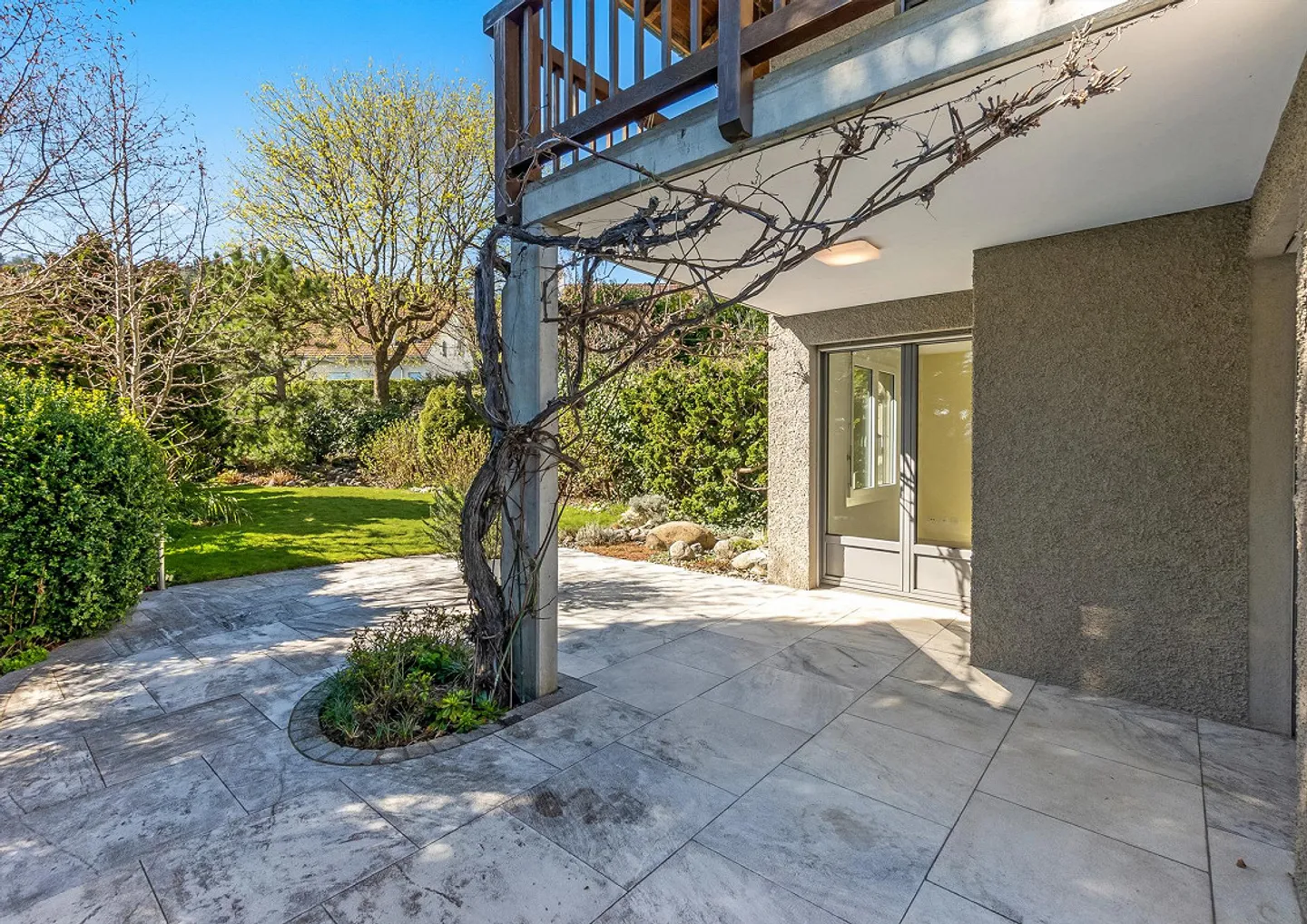 Idylle familiale avec jardin ensoleillé et vue panoramique - Photo 5 sur 8