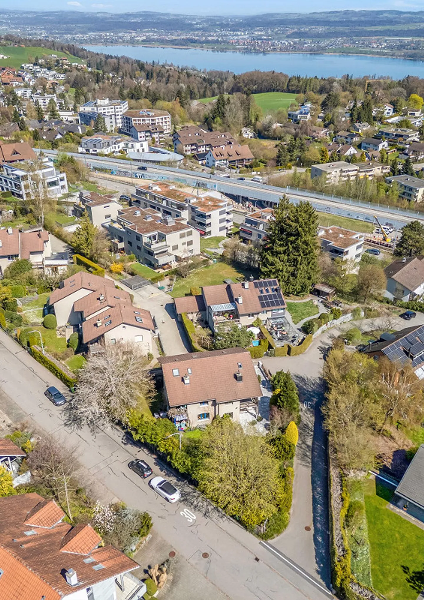 Idylle familiale avec jardin ensoleillé et vue panoramique - Photo 6 sur 8