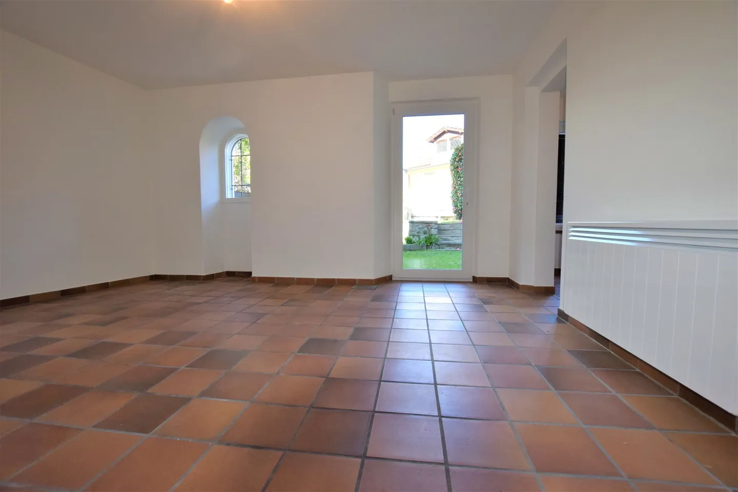 Bel appartement de 2,5 pièces entièrement rénové - Photo 2 sur 5