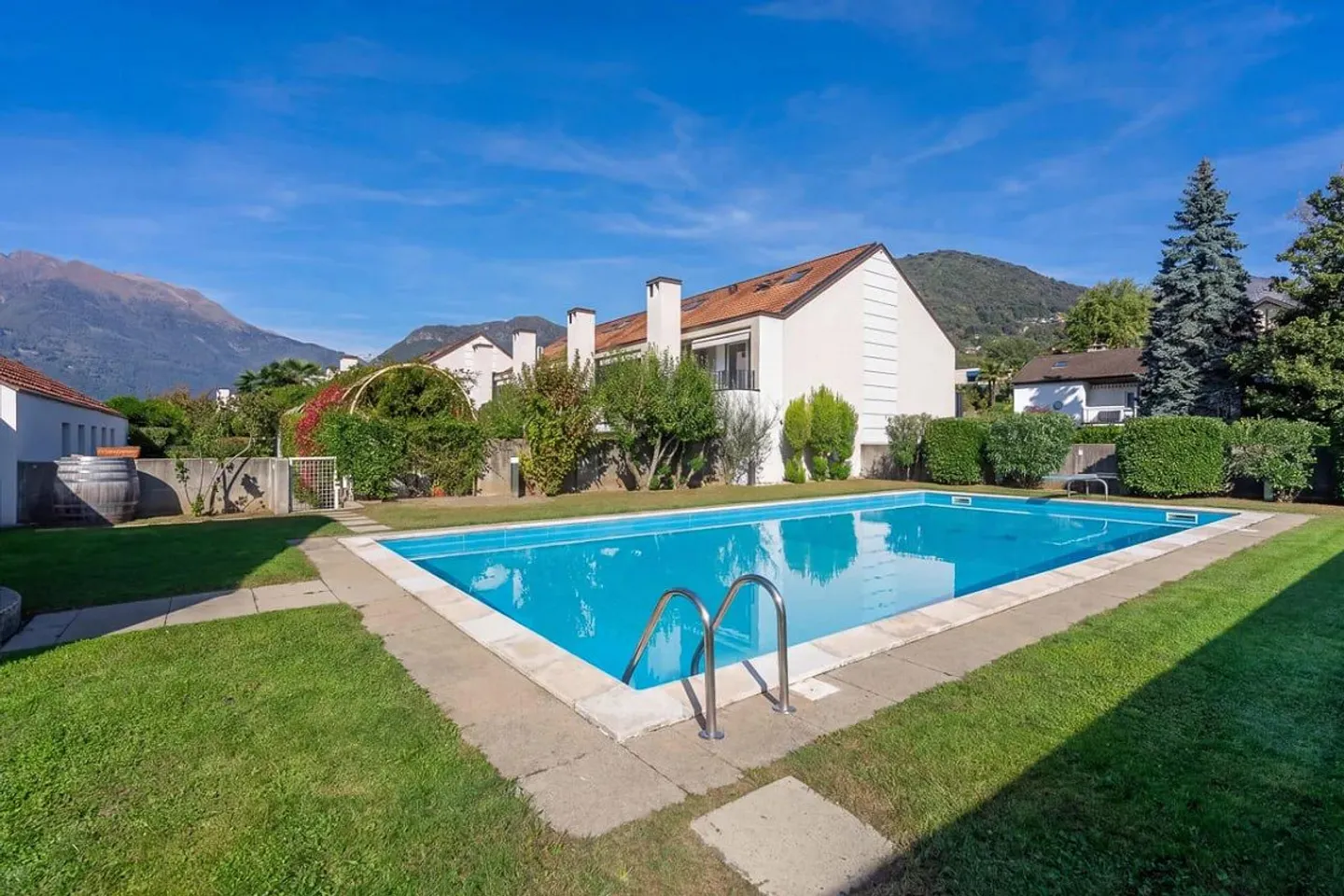 Eckreihenhaus mit 5 Zimmern und Pool in Ponte Capriasca - Foto 1 von 13