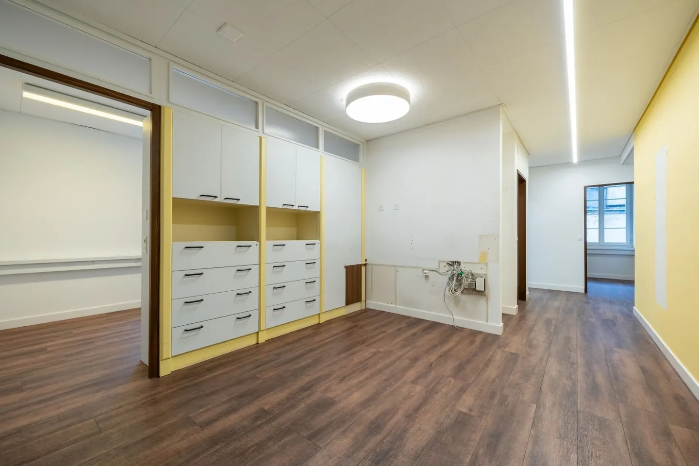Environ 120 m2 de bureaux / salles de pratique dans la vieille ville d'Aarau - Photo 2 sur 10