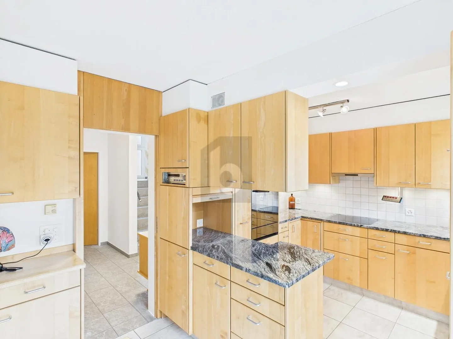 SUNNY LOCATION WITH LARGE GARDEN - Photo 4 of 6