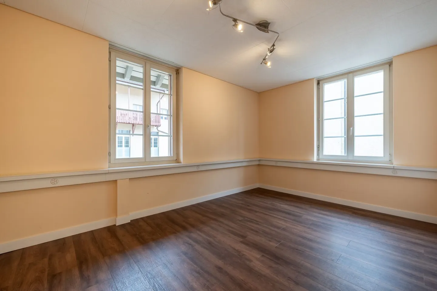 Environ 120 m2 de bureaux / salles de pratique dans la vieille ville d'Aarau - Photo 3 sur 10