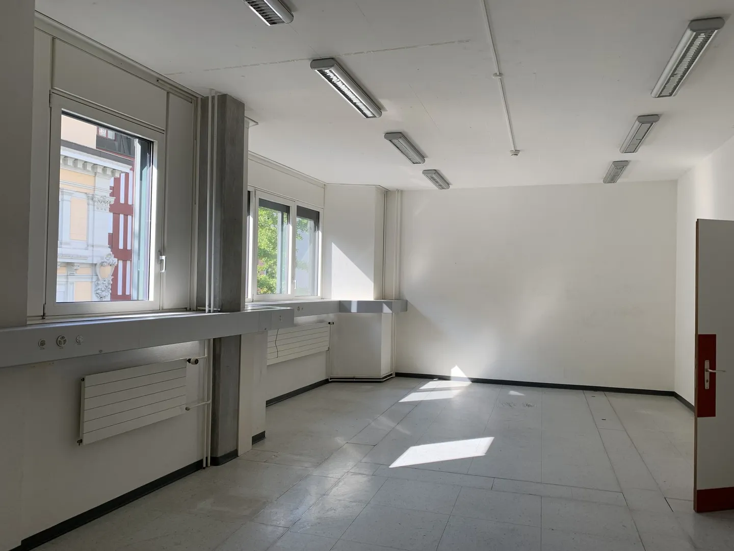 Close to the CFF train station in Montreux, offices on the 2nd floor... - Photo 8 of 10