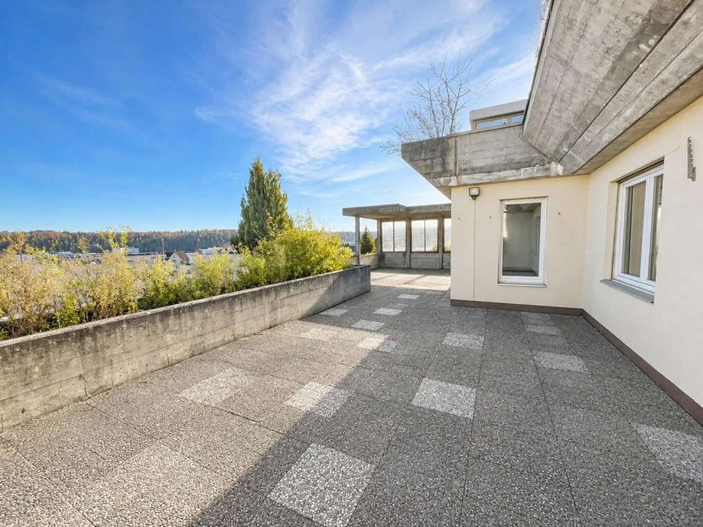 3.5-Zimmer-Terrassenwohnung mit 88 m² Terrasse & Weitsicht - Foto 3 von 9
