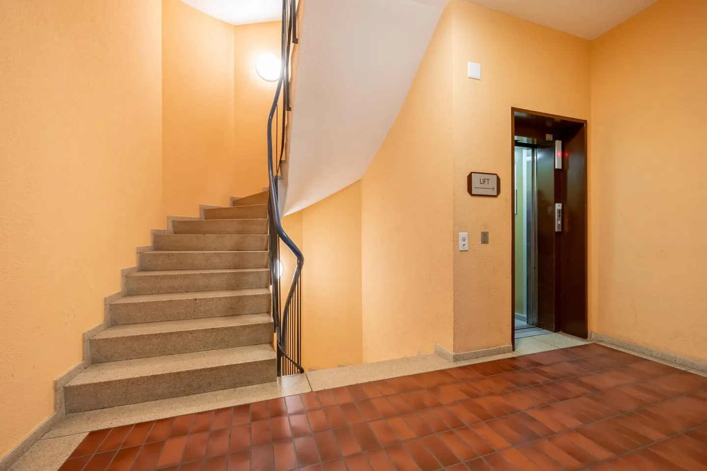 Environ 120 m2 de bureaux / salles de pratique dans la vieille ville d'Aarau - Photo 6 sur 10