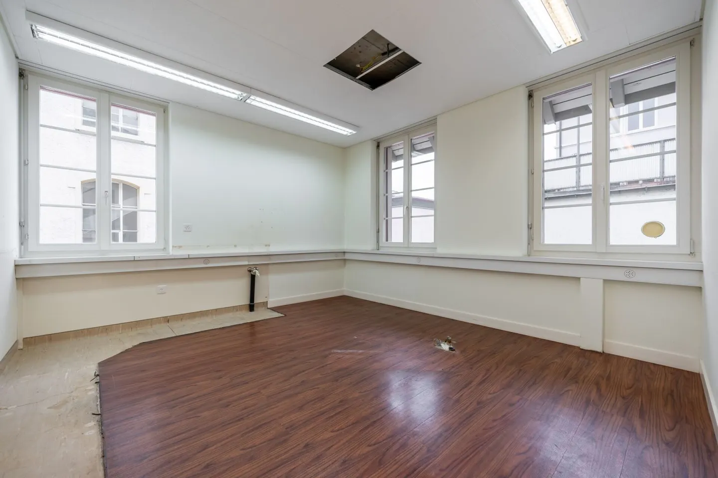 Environ 120 m2 de bureaux / salles de pratique dans la vieille ville d'Aarau - Photo 7 sur 10