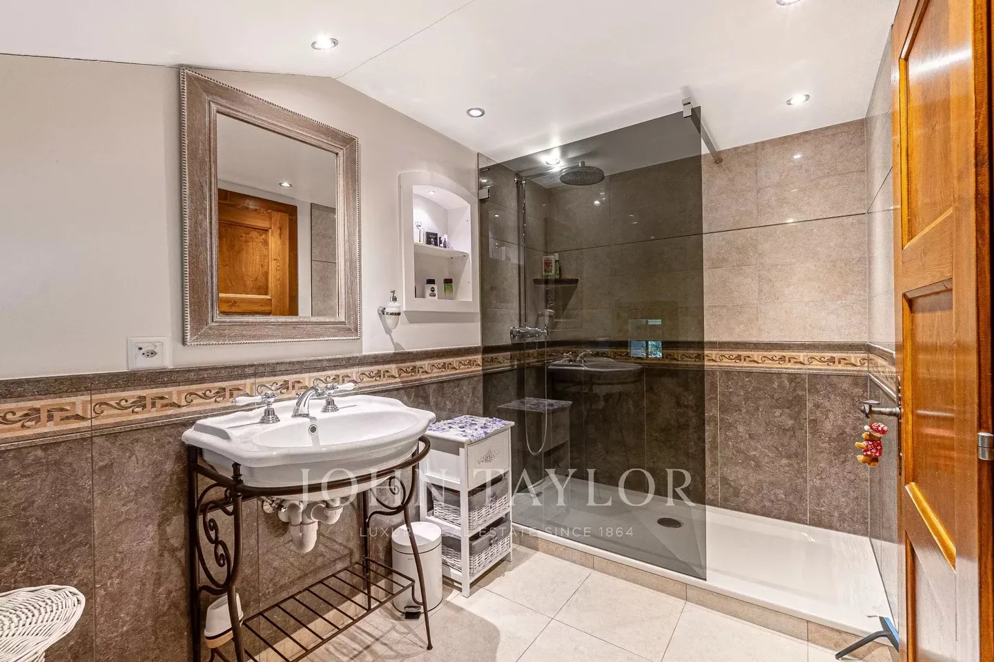 Magnifico chalet immerso in un'oasi di verde con vista sulle montagne - Foto 8 di 8