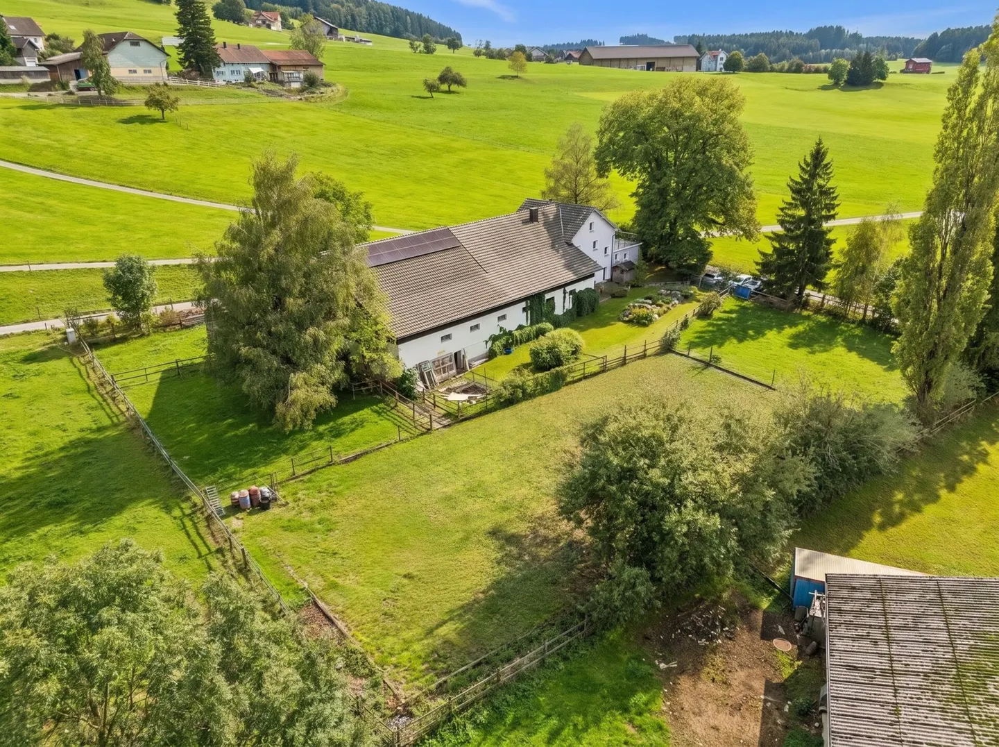 IMMOBILE EQUESTRE IN POSIZIONE ISOLATA CON SALA DI MOVIMENTO - Foto 1 di 8
