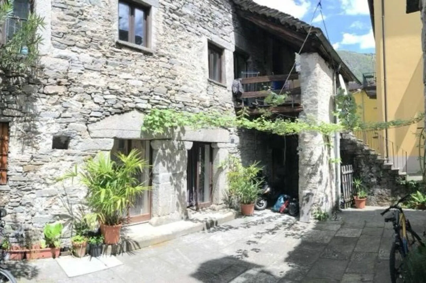 Casa nel nucleo con piazzetta privata e tanto potenziale - Foto 1 di 9