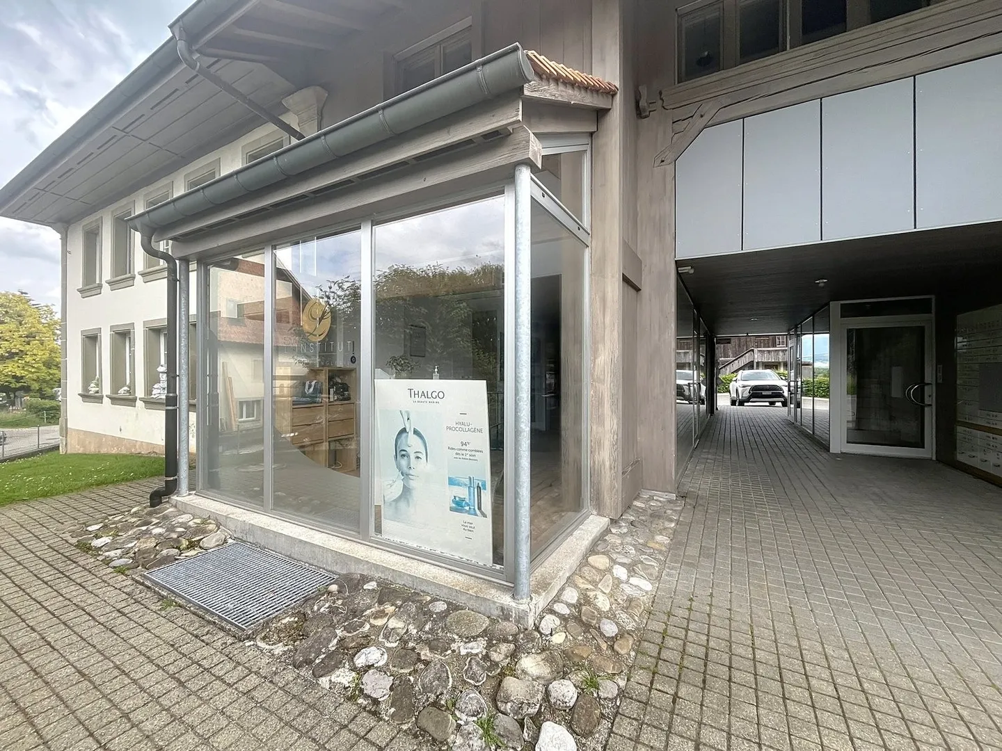 Surface commerciale avec vitrine à Neyruz - Photo 1 sur 7