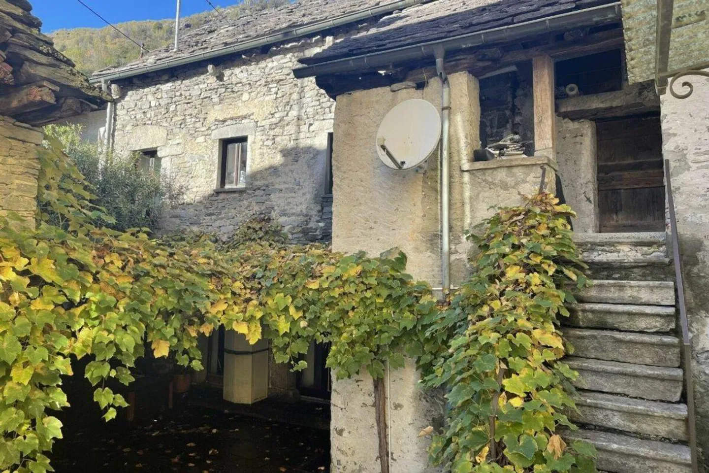 Casa nel nucleo con piazzetta privata e tanto potenziale - Foto 3 di 9