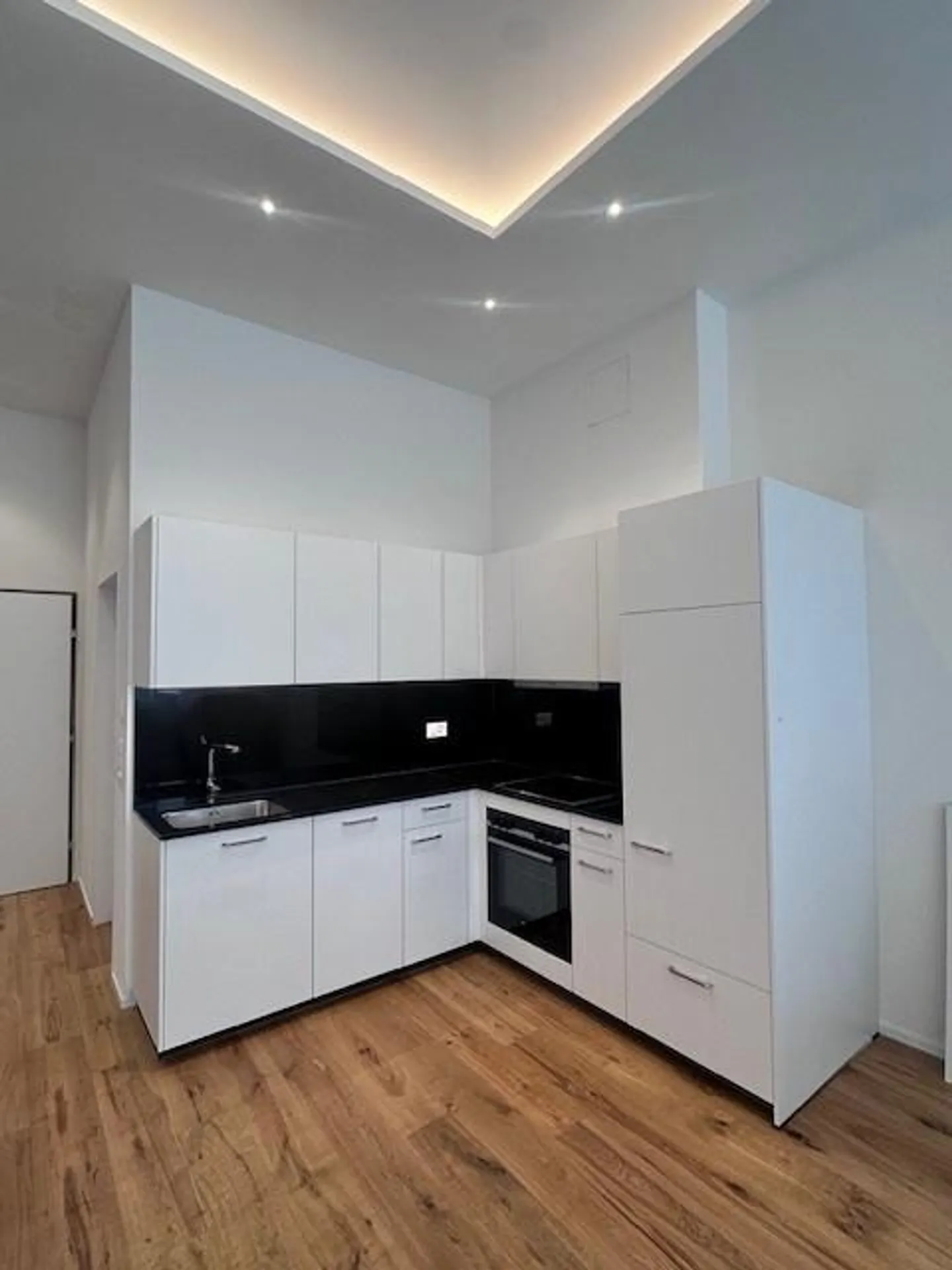 Prima locazione di un appartamento di grandi dimensioni simile a un loft su due piani - Foto 3 di 5