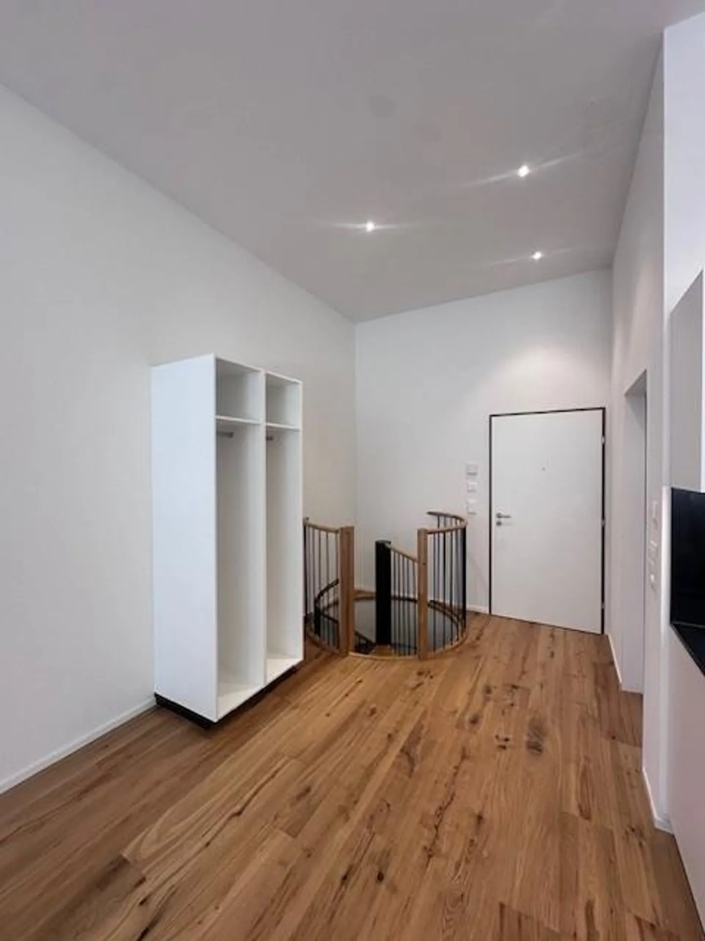 Prima locazione di un appartamento di grandi dimensioni simile a un loft su due piani - Foto 4 di 5