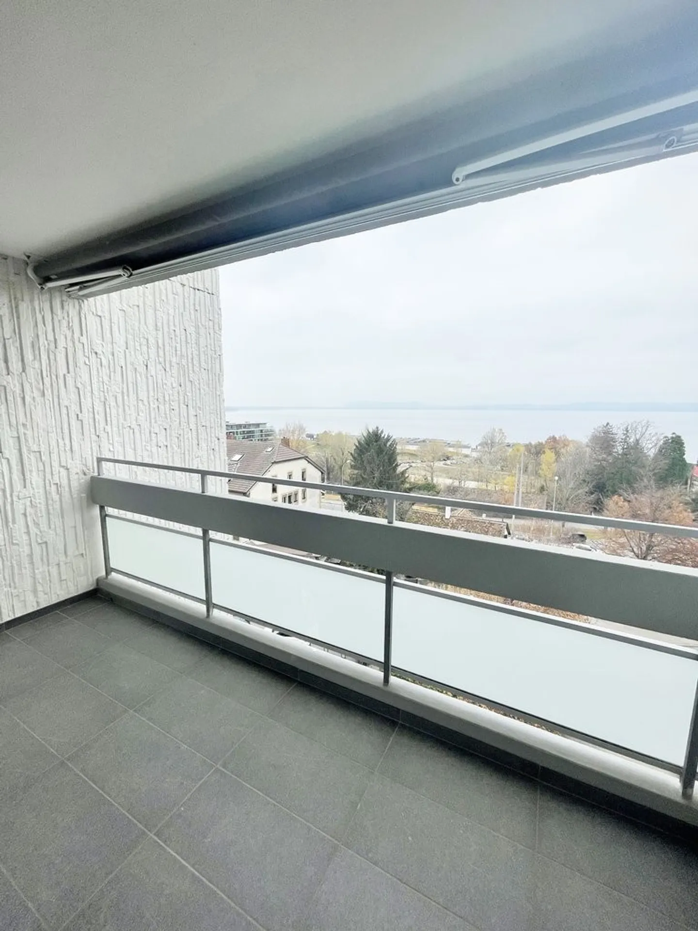 1ST NET RENT OFFERED - Nice 3-room apartment with lake view - Photo 1 of 9