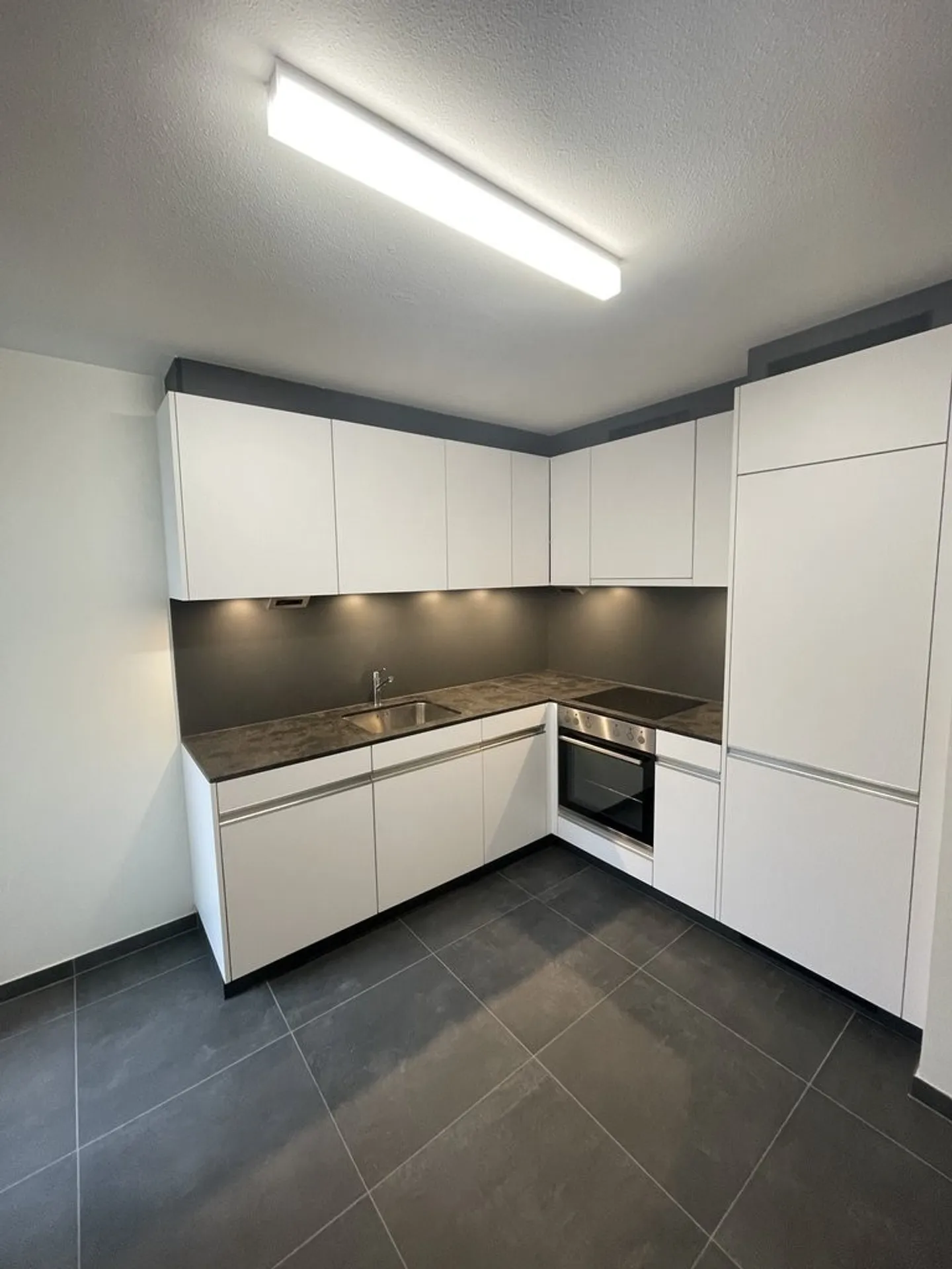 1ST NET RENT OFFERED - Nice 3-room apartment with lake view - Photo 2 of 9