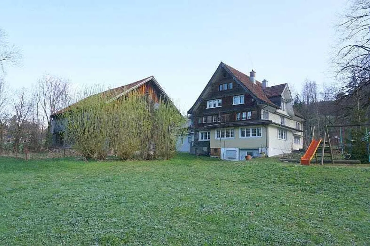 Ensemble avec auberge, 2 appartements & grange à Nesslau - à vendre - Photo 8 sur 13