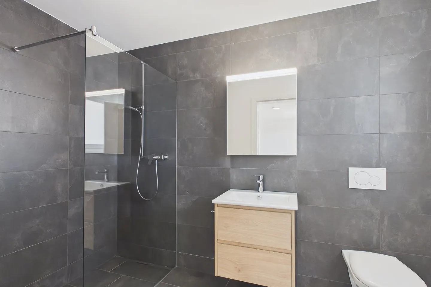 Modern 4-room penthouse apartment in new building in Gampelen - Photo 5 of 12