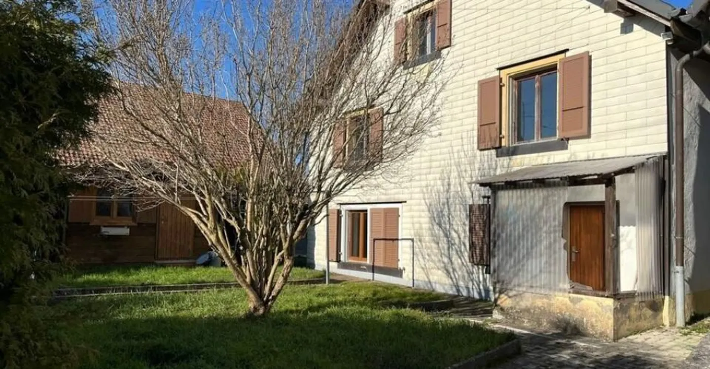 For sale charming small house of 5.5 rooms to renovate in Bonfol - Photo 1 of 13