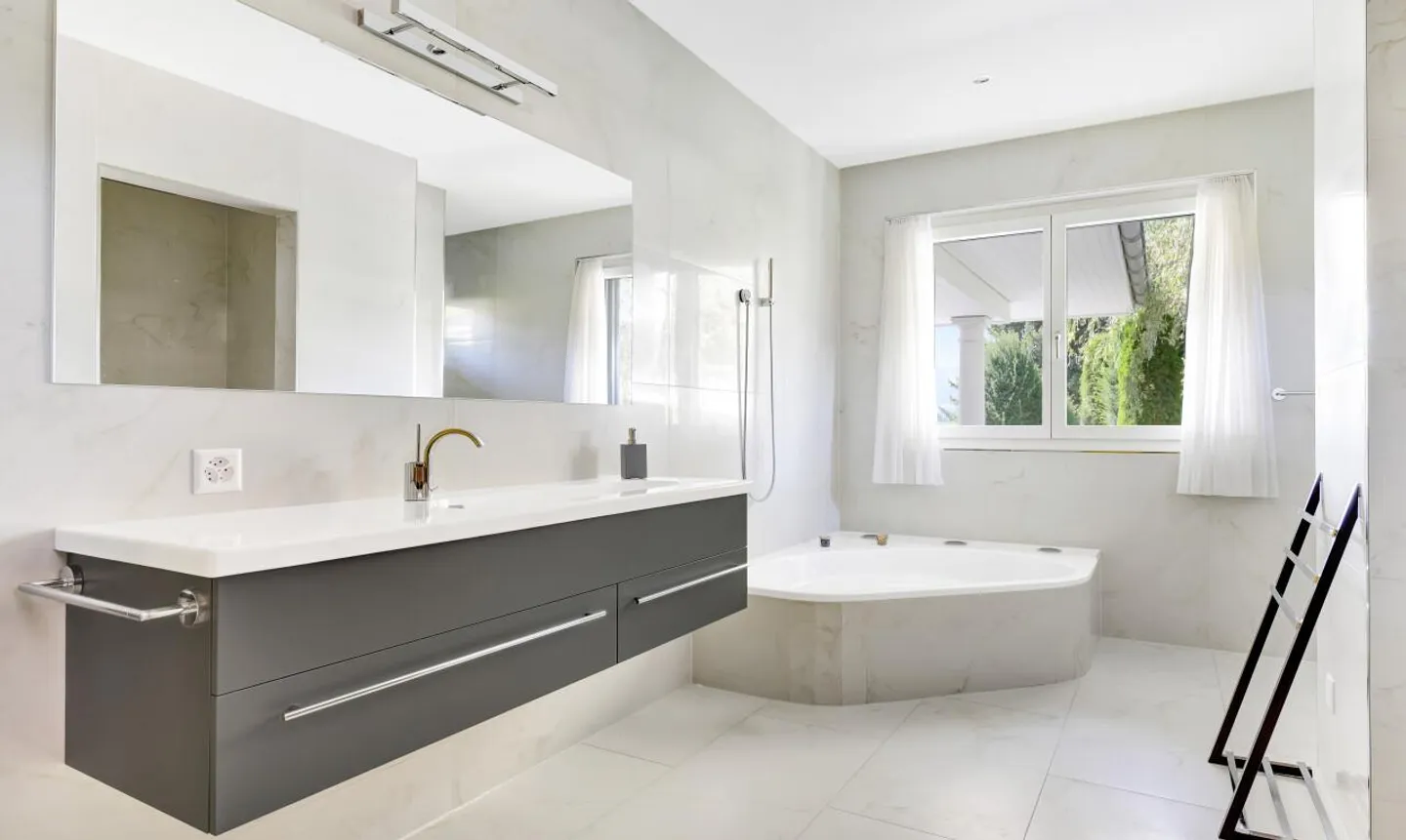 Villa exclusive avec vue spectaculaire et finitions haut de gamme - Photo 9 sur 11