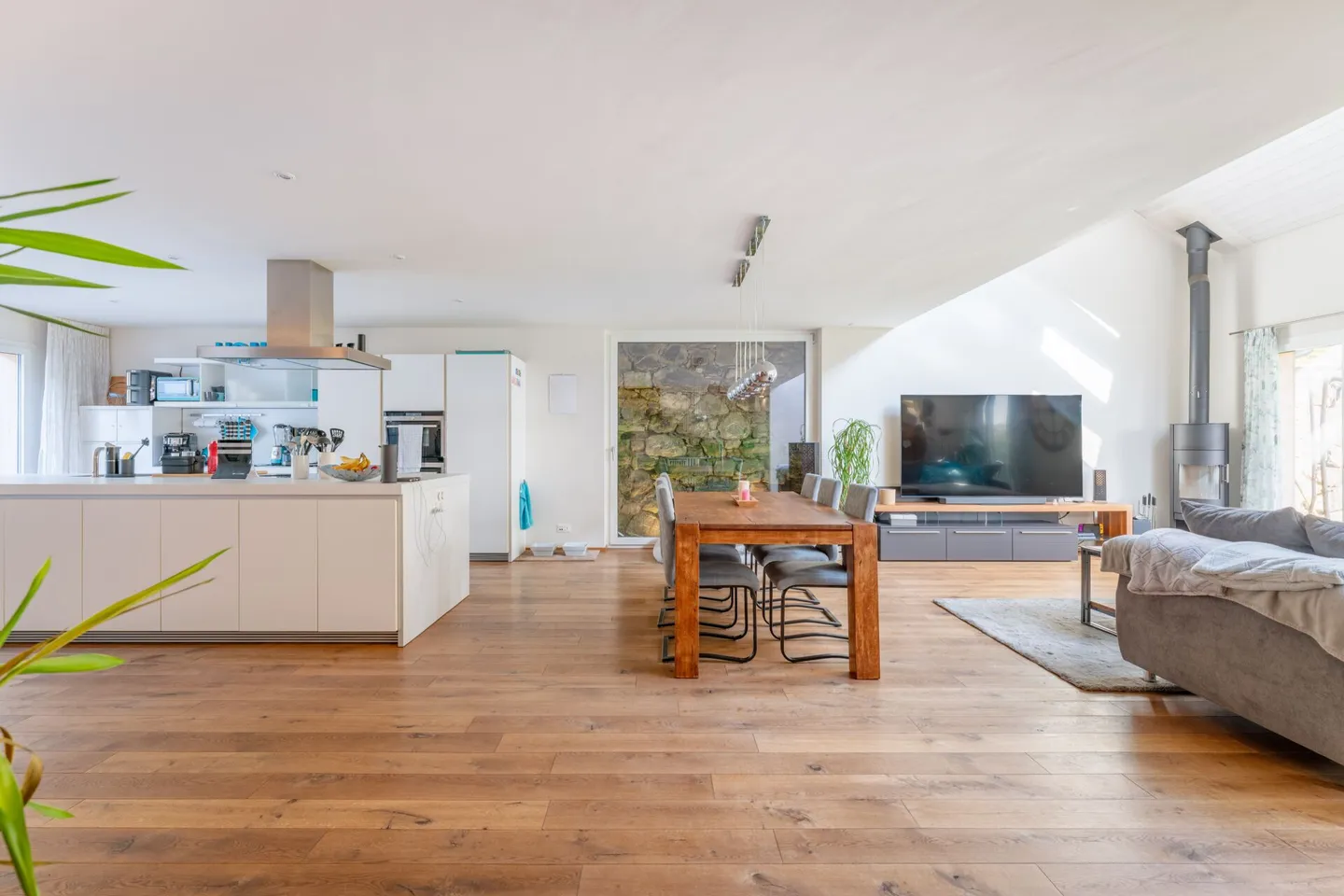 Real estate gem in Seengen with two 5.5-room house parts in the green with lake view - Photo 3 of 15