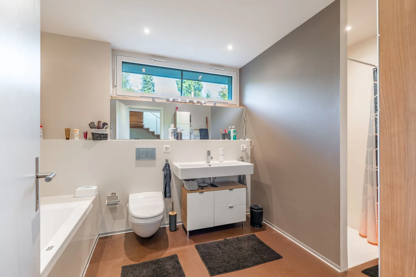 Real estate gem in Seengen with two 5.5-room house parts in the green with lake view - Photo 7 of 15