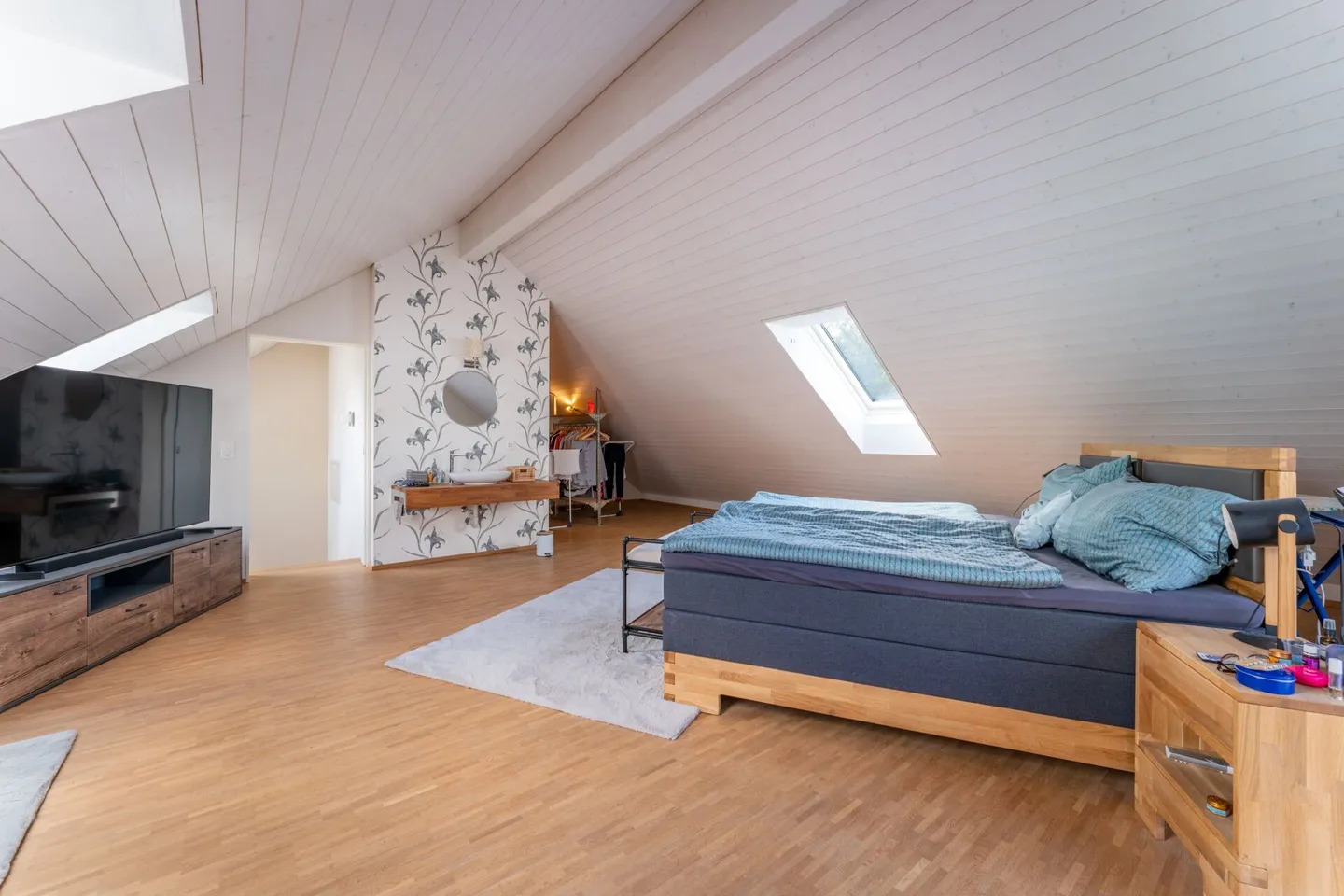 Real estate gem in Seengen with two 5.5-room house parts in the green with lake view - Photo 8 of 15