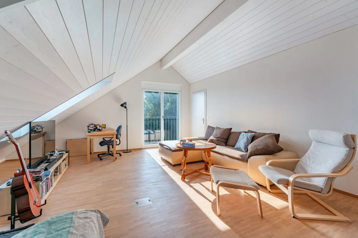 Real estate gem in Seengen with two 5.5-room house parts in the green with lake view - Photo 13 of 15