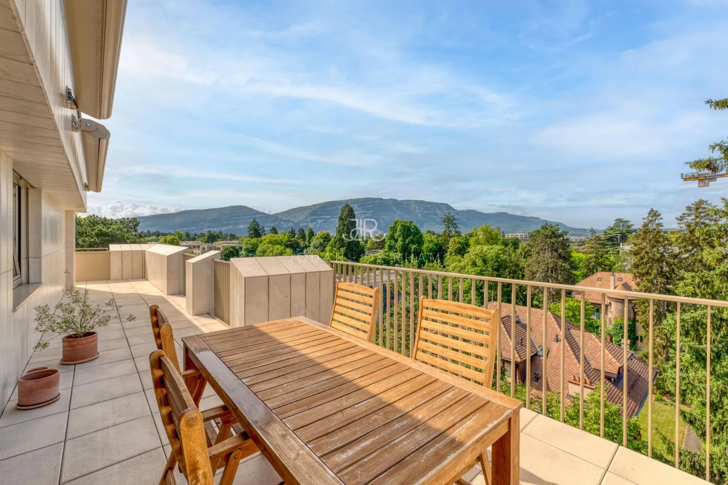 Cologny | 4-room penthouse apartment with stunning views - Photo 2 of 11