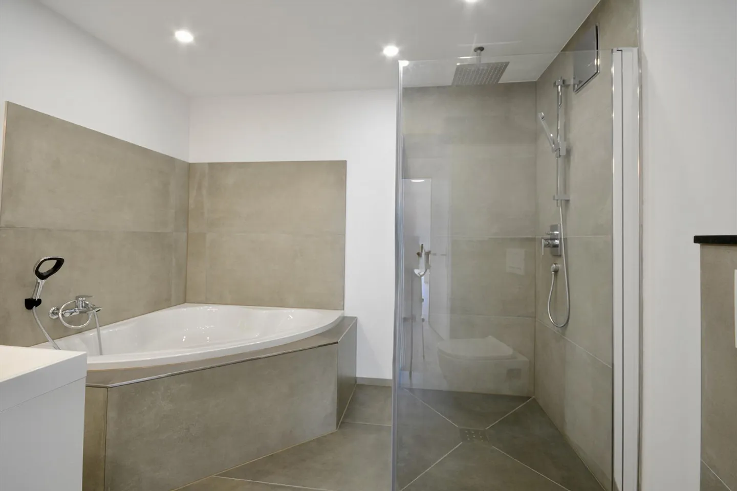 New Penthouse Apartment - Photo 8 of 12