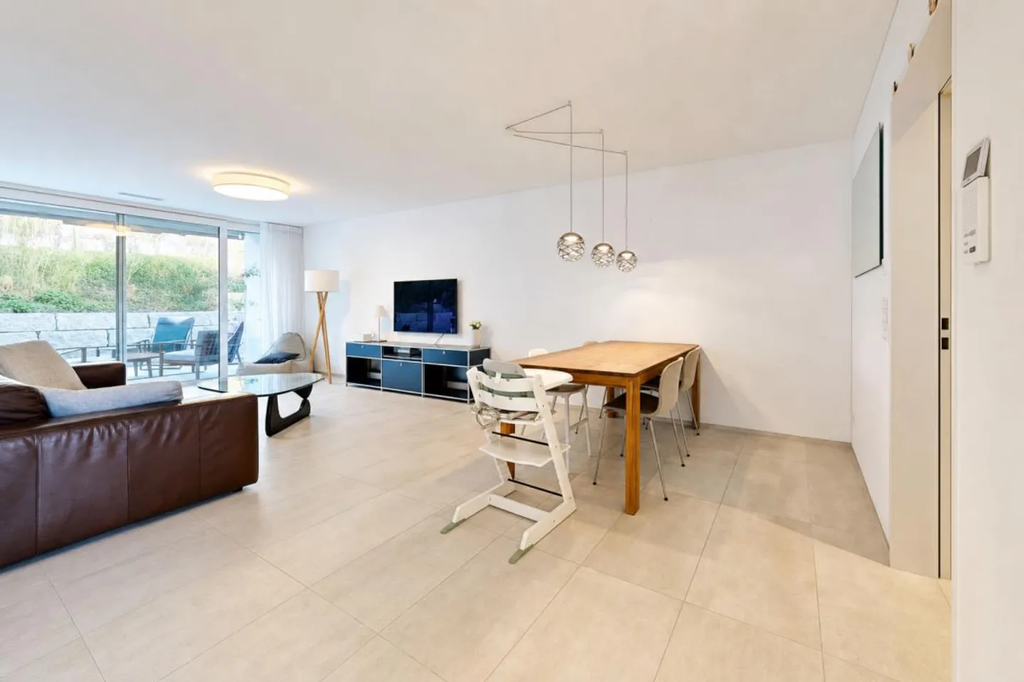Modern condominium in a prime location with two parking spaces - Photo 5 of 22