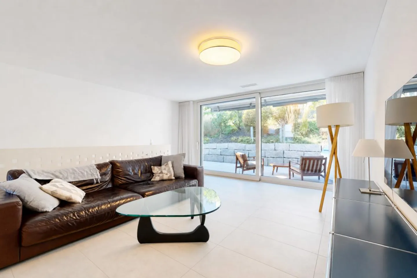 Modern condominium in a prime location with two parking spaces - Photo 6 of 22