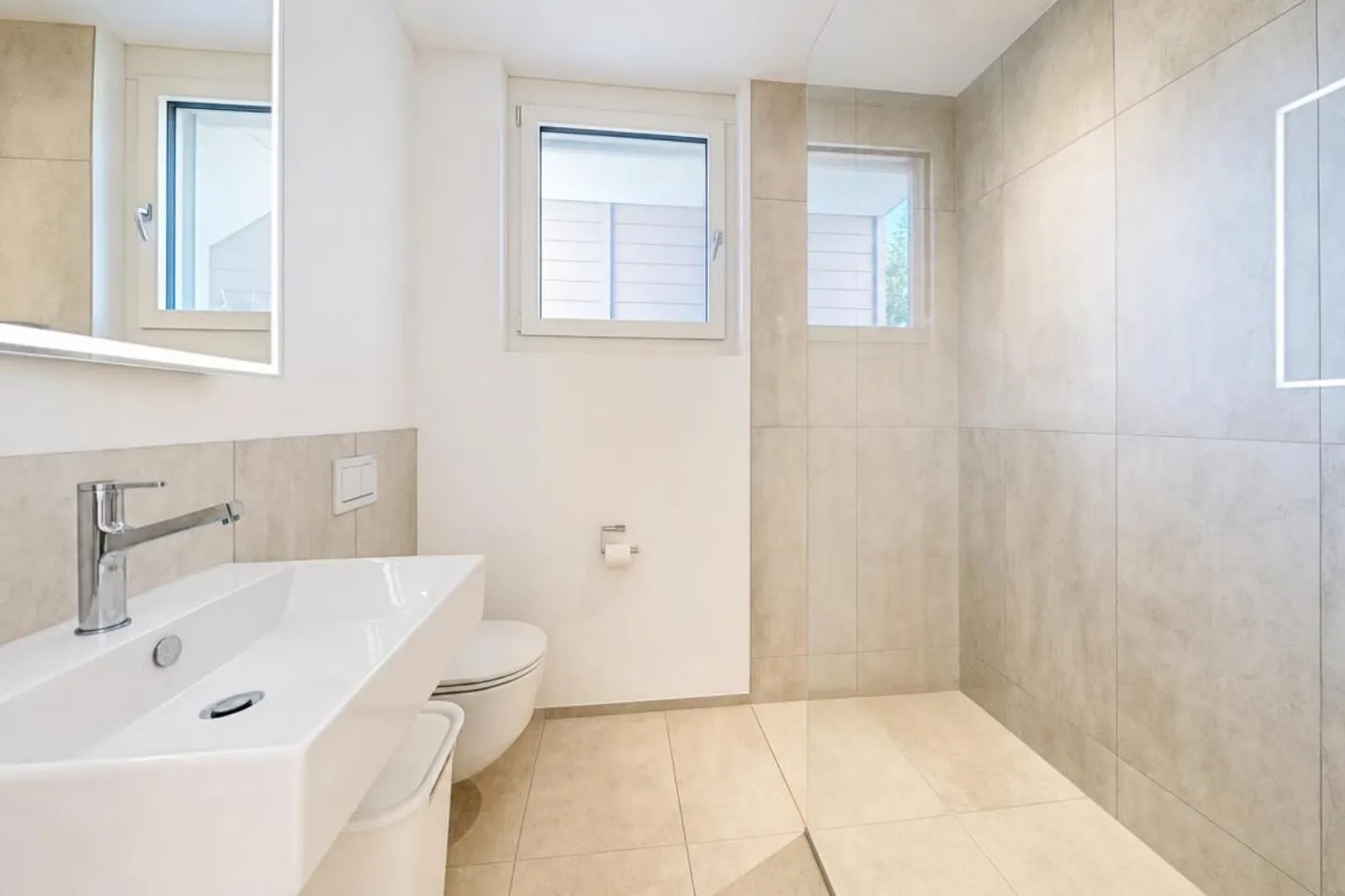 Modern condominium in a prime location with two parking spaces - Photo 9 of 22