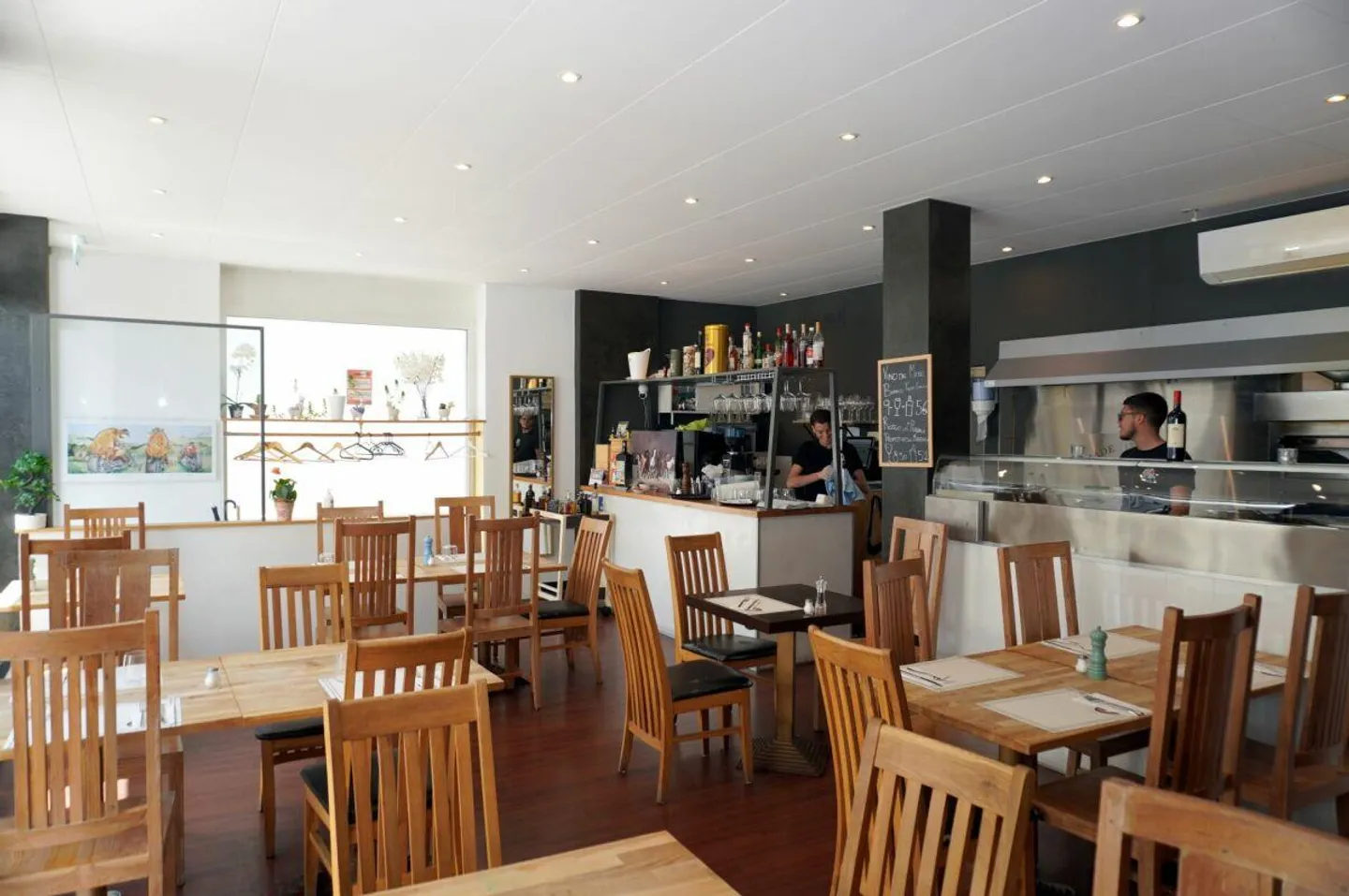 Wohnhaus mit drei Einheiten und Klein-Restaurant - Foto 3 von 18