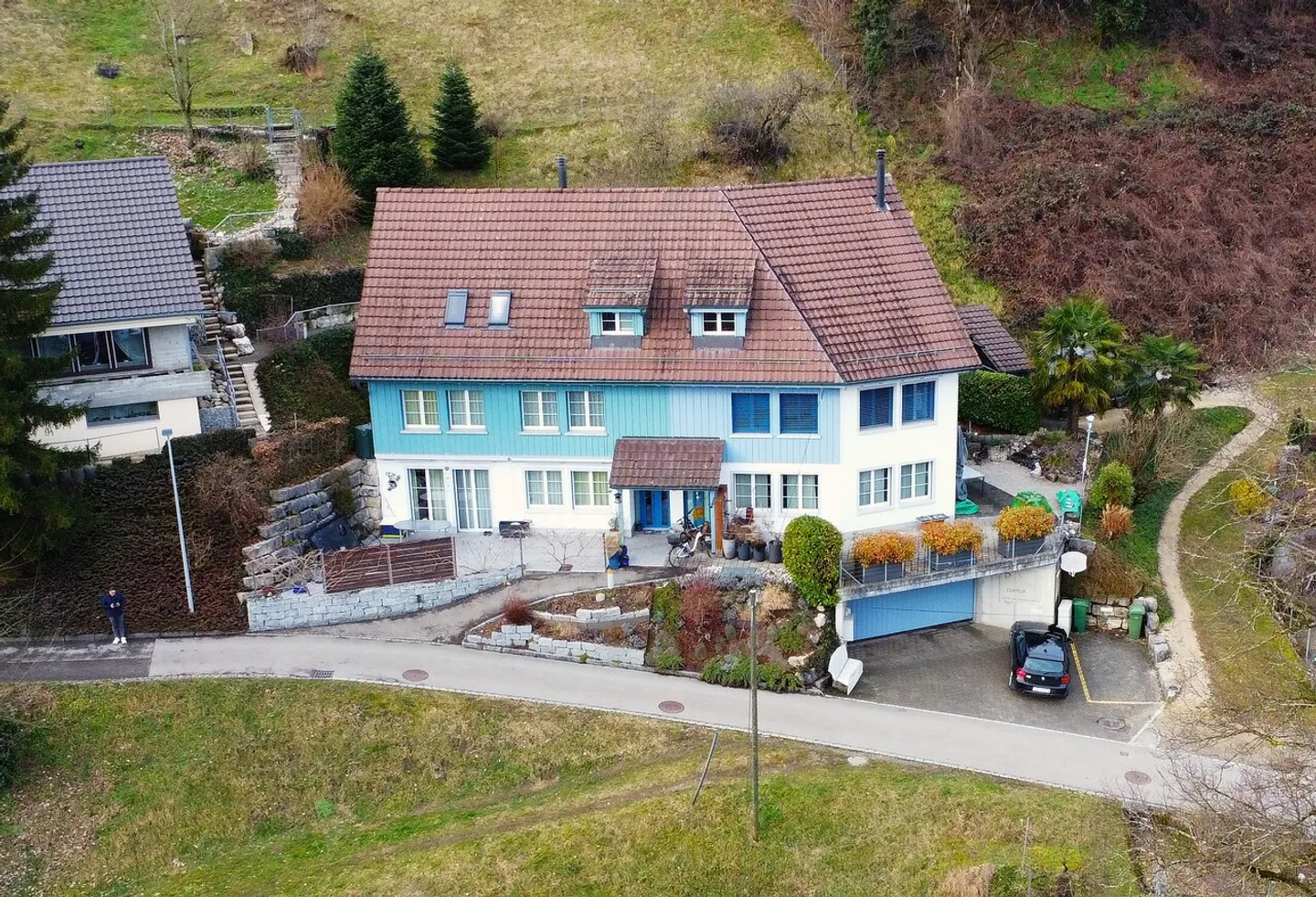 Versatile semi-detached single-family house with studio; plenty of space to live - Photo 2 of 17