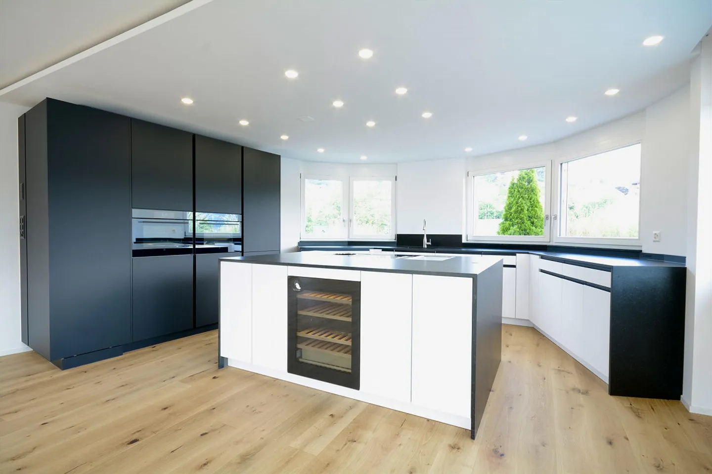 New Penthouse Apartment - Photo 4 of 12