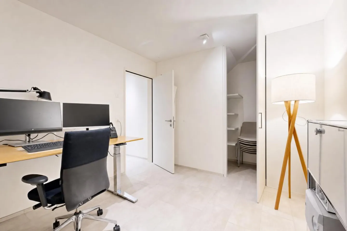 Modern condominium in a prime location with two parking spaces - Photo 13 of 22