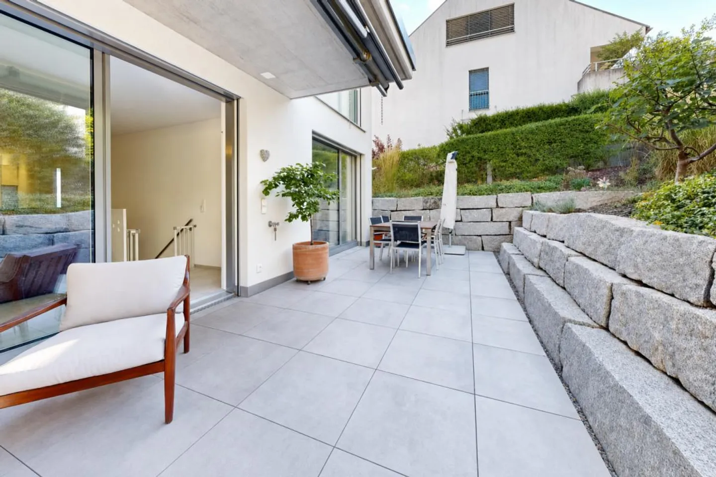 Modern condominium in a prime location with two parking spaces - Photo 15 of 22
