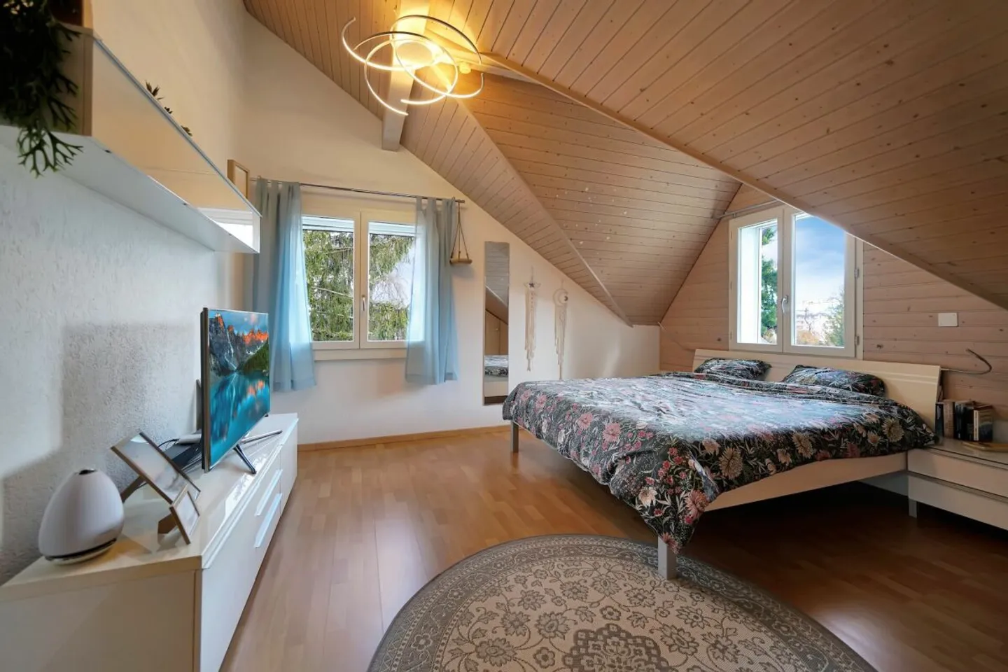 Majestic Property in Prime Location with Large Apartment and Dream Garden - Photo 9 of 16