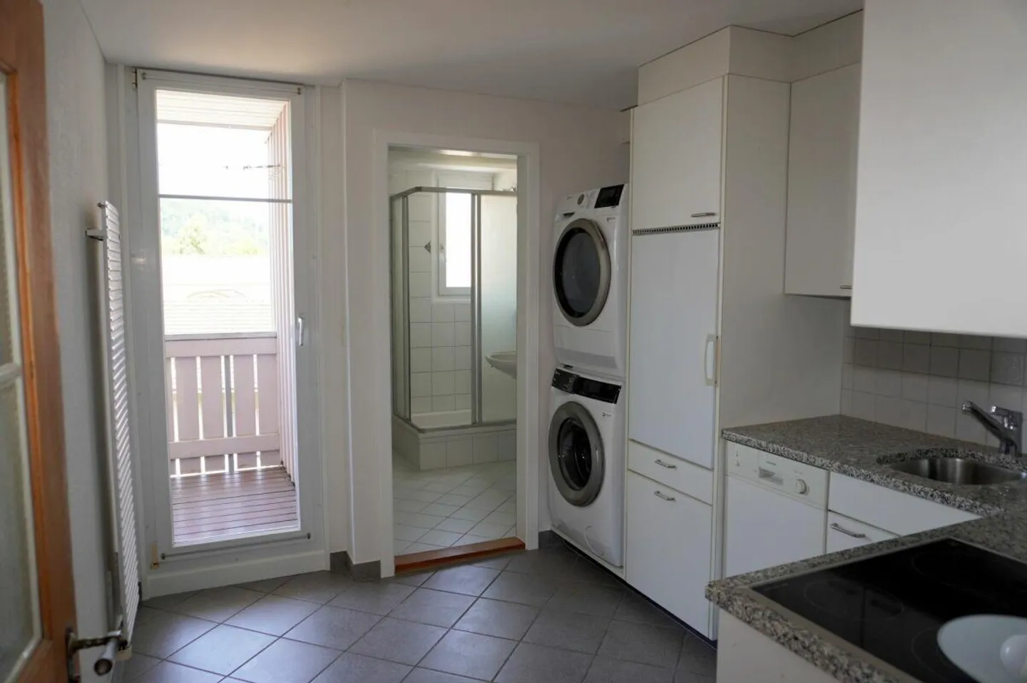 Wohnhaus mit drei Einheiten und Klein-Restaurant - Foto 10 von 18