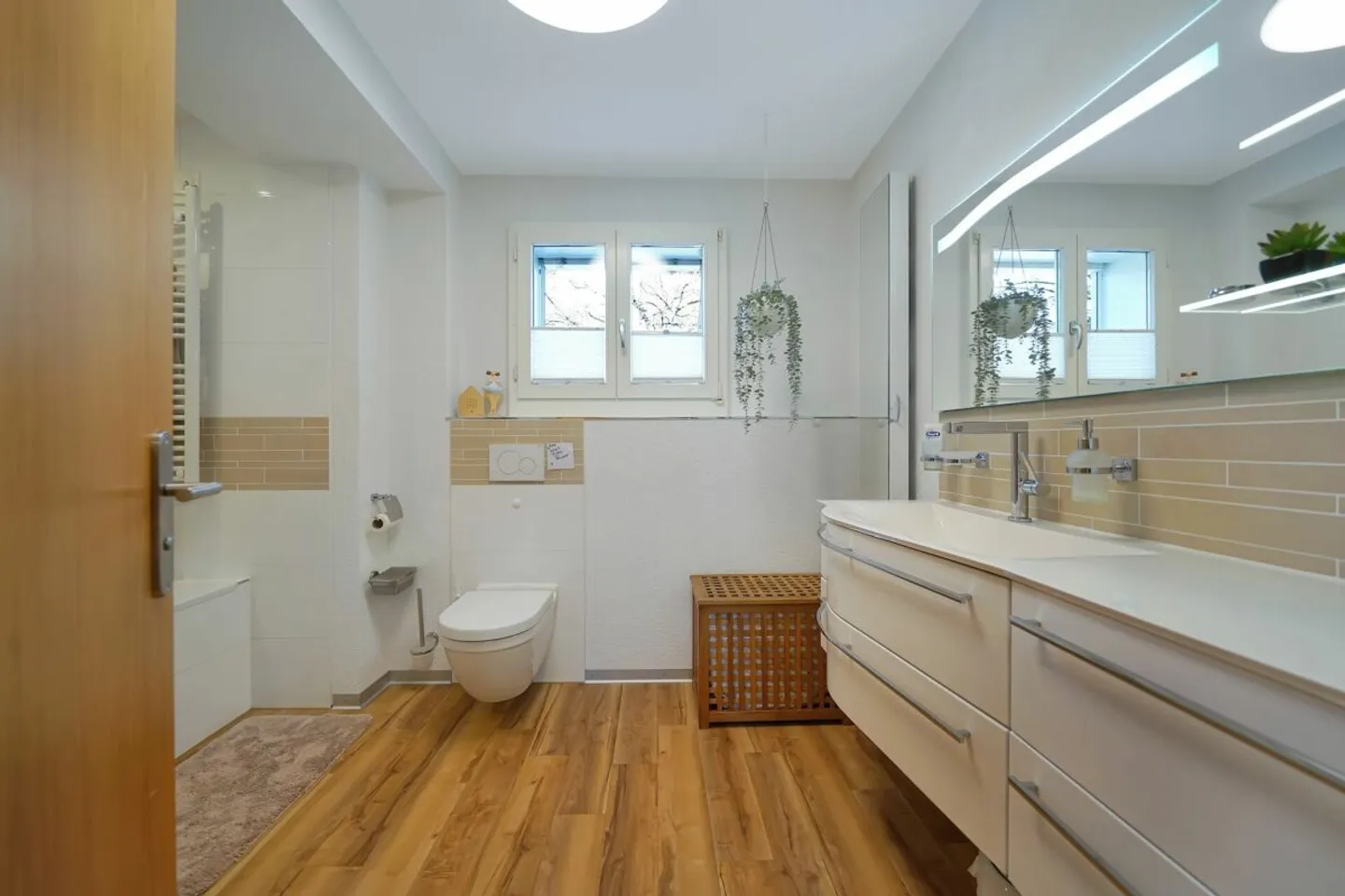 Majestic Property in Prime Location with Large Apartment and Dream Garden - Photo 11 of 16