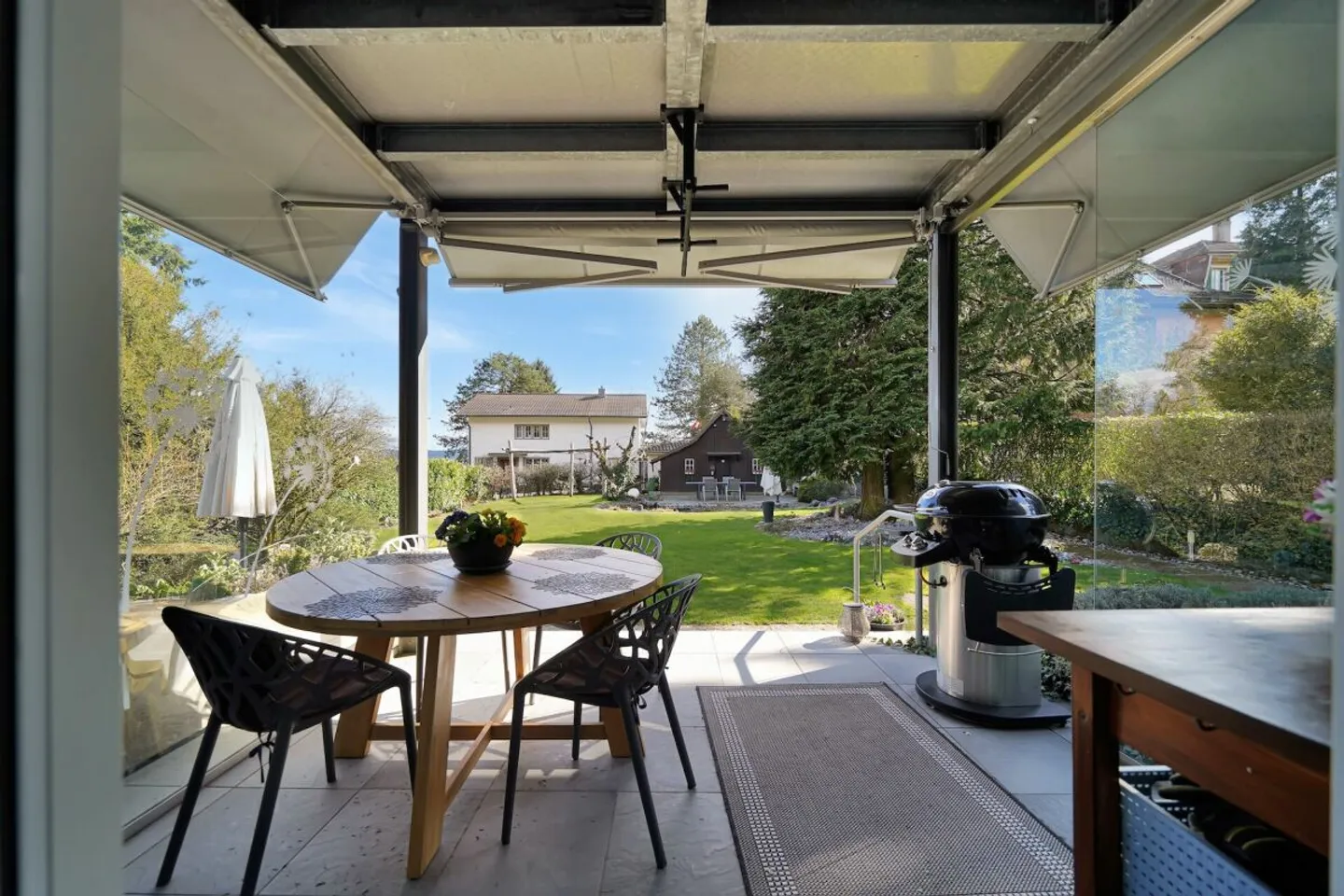 Majestic Property in Prime Location with Large Apartment and Dream Garden - Photo 13 of 16