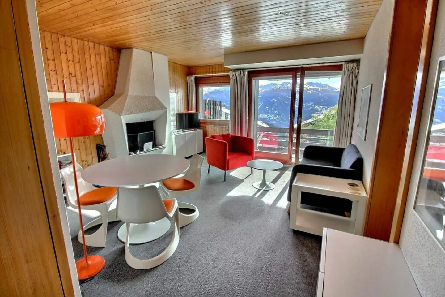 AV 11/Mercure - 210 Weekly Rental - Photo 1 of 10