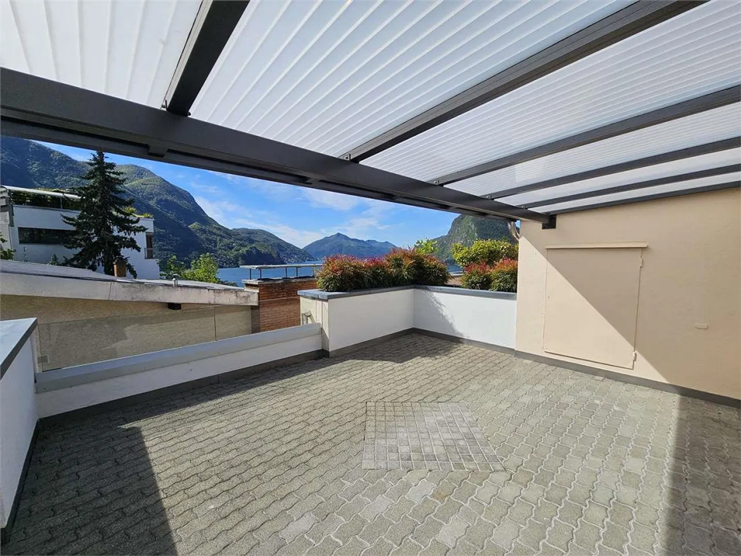 Studio apartment with terrace overlooking the lake - Photo 1 of 13