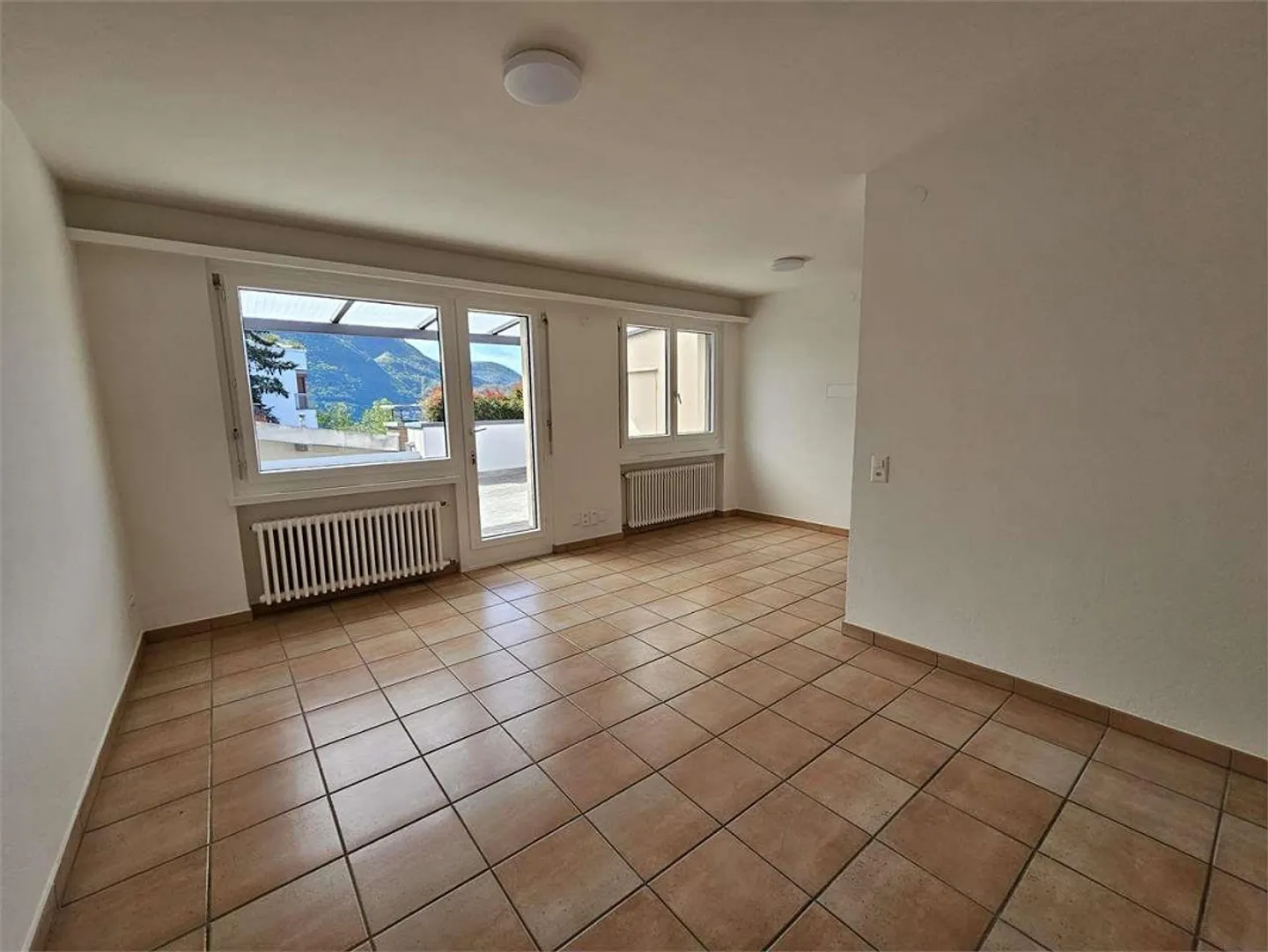 Studio apartment with terrace overlooking the lake - Photo 2 of 13