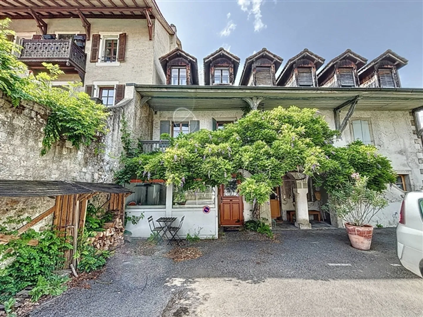 Village house consisting of 2 apartments - Photo 1 of 2