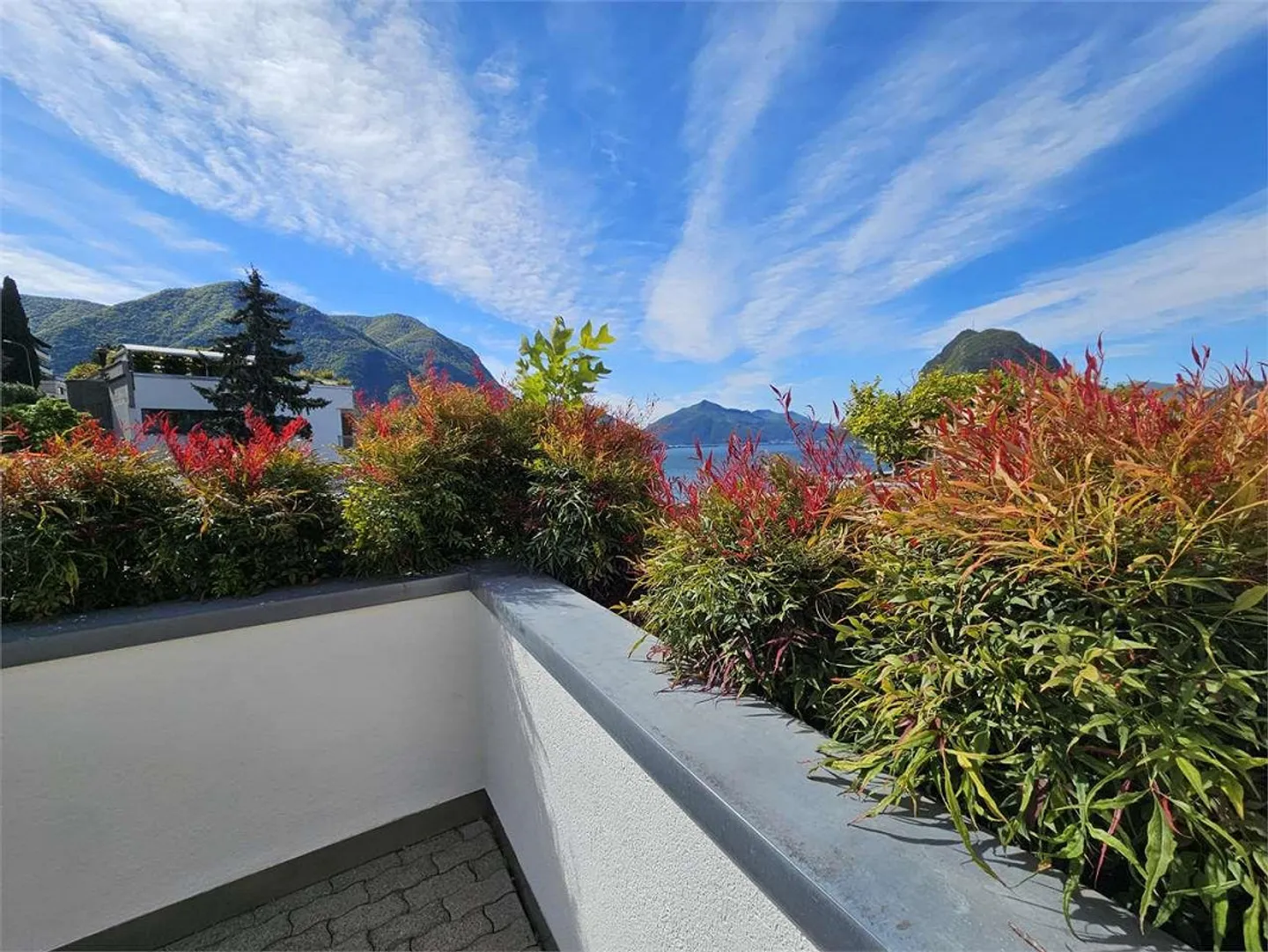 Studio apartment with terrace overlooking the lake - Photo 11 of 13