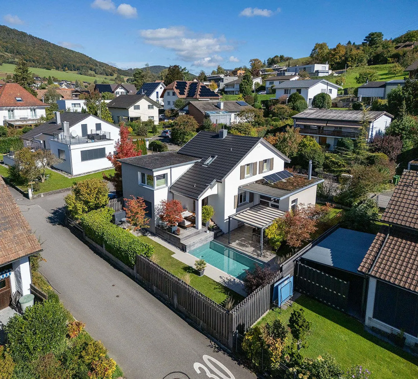 6 Zi-EFH an attraktiver Lage mit Wohlfühlgarten und Bio-Pool - Foto 1 di 15