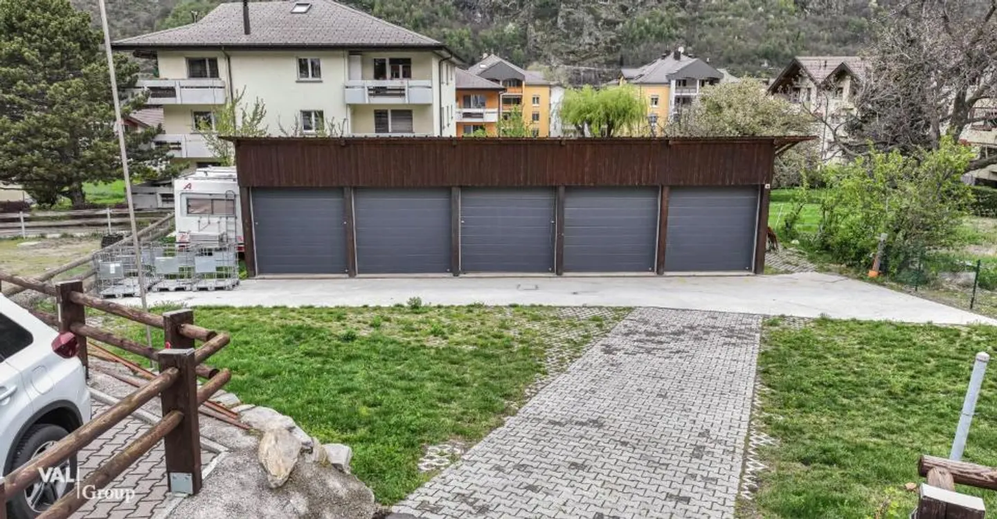 Moderne Garagen und Parkplätze - Foto 4 von 4