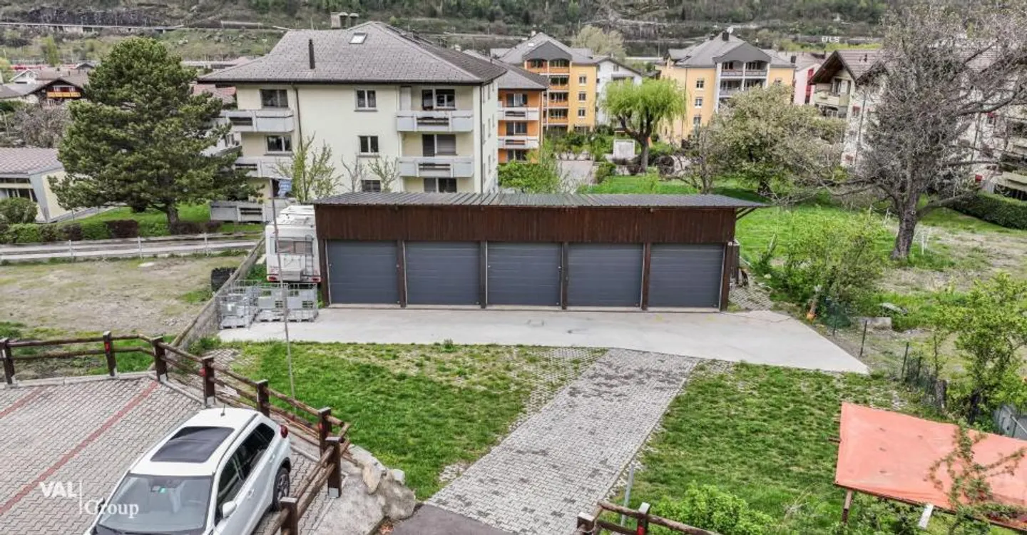 Moderne Garagen und Parkplätze - Foto 2 von 4